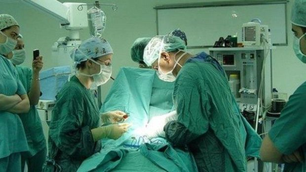 Ölən oğlunun ürək döyüntüsünü eşidən ata göz yaşlarını saxlaya bilmədi